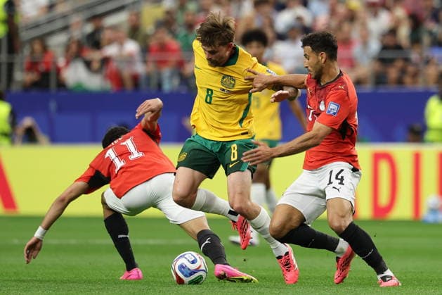 FIFA World Cup, WM, Weltmeisterschaft, Fussball 2026 - Round of 32 - Australia vs Egypt Connor Metcalfe (L) of Australi in action against Mostafa Ziko (L) and Hamdy Fathy (R) of Egypt during the FIFA World Cup 2026 Round of 32 match Australia against Egypt, in Dallas, USA, 03 July 2026. DALLAS United States  Copyright: xCHRISTOPHERxNEUNDORFx