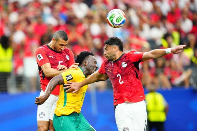 Australia v Egypt - FIFA World Cup, WM, Weltmeisterschaft, Fussball 2026 - Round of 32 ARLINGTON, USA - JULY 03: Nestory Irankunda (C) of Australia in action against Yasser Ibrahim (2) of Egypt during the 2026 FIFA World Cup Round of 32 match between Australia and Egypt at Dallas Stadium in Arlington, Texas, United States on July 03, 2026. Evrim Aydin Anadolu Texas United States. Editorial use only. Please get in touch for any other usage.  Copyright: x2026xAnadoluxEvrimxAydinx