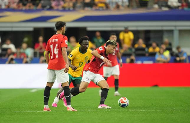 Emam Ashour (Egypt) and Nestory Irankunda (Australia) during Australia and Egypt, Round of 32 FIFA World Cup, WM, Weltmeisterschaft, Fussball 2026, Dallas Stadium, Arlington, United States on July 3, 2026. Thor Wegner DeFodi Images. (Photo by DeFodi Images) - *** Emam Ashour of Egypt and Nestory Irankunda of Australia during the Australia vs. Egypt match in the Round of 32 of the 2026 FIFA World Cup at Dallas Stadium in Arlington, United States, on July 3, 2026. Photo by DeFodi Images (Thor Wegner)