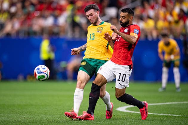 Aiden O Neill of Australia and Mohamed Salah of Egypt fight for possession during the FIFA World Cup, WM, Weltmeisterschaft, Fussball 2026 Round of 32 match between Australia and Egypt at Dallas Stadium in Dallas, Texas, United States, on July 3rd, 2026. (Photo by Riquelve Nata Sports Press Photo)  Copyright: xRiquelvexNata SportsxPressxPhotox Sportspressphoto_SPR183930