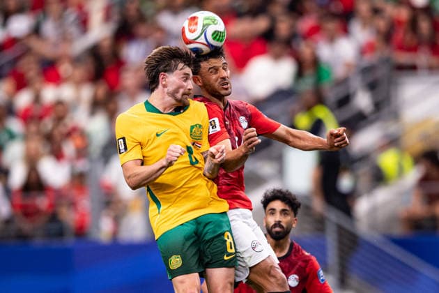 Conor Metcalfe of Australia and Hamdy Fathy of Egypt fight for possession during the FIFA World Cup, WM, Weltmeisterschaft, Fussball 2026 Round of 32 match between Australia and Egypt at Dallas Stadium in Dallas, Texas, United States, on July 3rd, 2026. (Photo by Riquelve Nata Sports Press Photo)  Copyright: xRiquelvexNata SportsxPressxPhotox Sportspressphoto_SPR183936