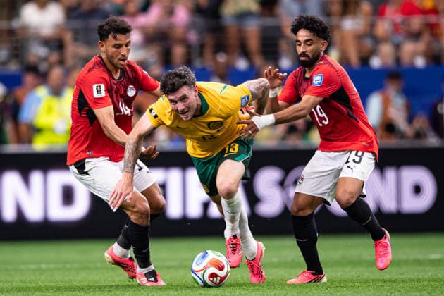 Aiden O Neill of Australia chased by Marwan Attia and Hamdy Fathy of Egypt during the FIFA World Cup, WM, Weltmeisterschaft, Fussball 2026 Round of 32 match between Australia and Egypt at Dallas Stadium in Dallas, Texas, United States, on July 3rd, 2026. (Photo by Riquelve Nata Sports Press Photo)  Copyright: xRiquelvexNata SportsxPressxPhotox Sportspressphoto_SPR183939