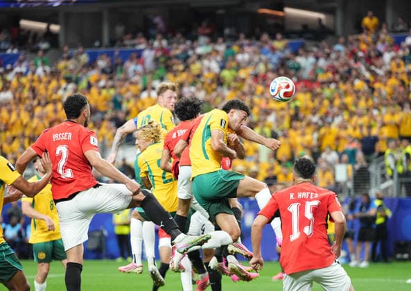 Sport Bilder des Tages Ramy Rabia (Egypt) scores own goal during Australia and Egypt, Round of 32 FIFA World Cup, WM, Weltmeisterschaft, Fussball 2026, Dallas Stadium, Arlington, United States on July 3, 2026. Thor Wegner DeFodi Images. (Photo by DeFodi Images) - *** Ramy Rabia of Egypt scores an own goal during the match between Australia and Egypt in the Round of 32 of the 2026 FIFA World Cup at Dallas Stadium in Arlington, United States, on July 3, 2026. Photo by DeFodi Images (Thor Wegner)