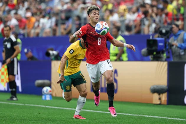ARLINGTON, TX - JULY 03: Emam Ashour 8 of Egypt controls the ball off his chest with Aziz Behich 16 of Australia pursuing during the FIFA World Cup, WM, Weltmeisterschaft, Fussball 2026 Round of 32 match between Australia and Egypt on July 3, 2026, at Dallas Stadium in Dallas, Texas. (Photo by David Buono Icon Sportswire) SOCCER: JUL 03 FIFA World Cup 26 Round of 32 - Australia vs Egypt EDITORIAL USE ONLY Icon260703028