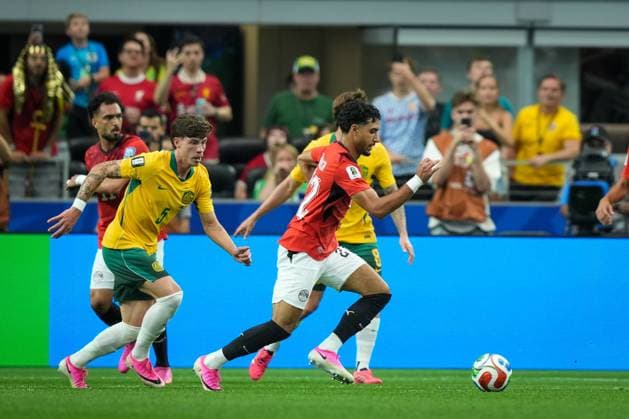 Australia v Egypt Round of 32 - FIFA World Cup, WM, Weltmeisterschaft, Fussball 2026 ARLINGTON, TEXAS JULY 3, 2026: Egypt s Yasser Ibrahim ( 2) carries the ball while Australia s Jordan Bos ( 5) tracks back during the FIFA World Cup 2026 Round of 32 match at Dallas Stadium in Arlington, Texas, United States, on July 3, 2026. ( ARLINGTON United States of America Copyright: x xAymanxArefxMohamedxSaadxElxDinx xJNAxPressx