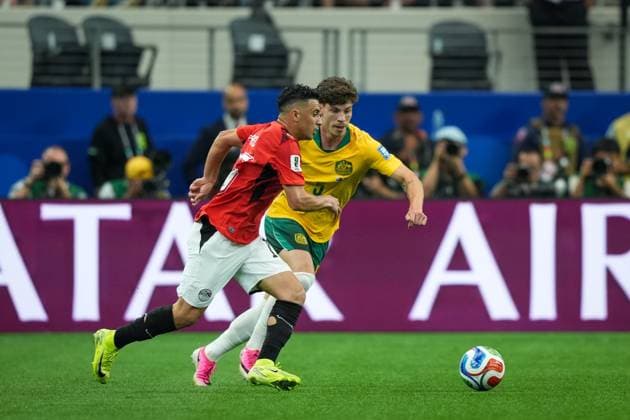 Australia v Egypt Round of 32 - FIFA World Cup, WM, Weltmeisterschaft, Fussball 2026 ARLINGTON, TEXAS JULY 3, 2026: Australia s Jordan Bos ( 5) and Egypt s Karim Hafez ( 15) battle for possession during the FIFA World Cup 2026 Round of 32 match at Dallas Stadium in Arlington, Texas, United States, on July 3, 2026. ( ARLINGTON United States of America Copyright: x xAymanxArefxMohamedxSaadxElxDinx xJNAxPressx