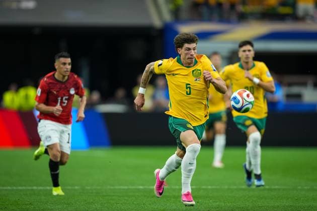 Australia v Egypt Round of 32 - FIFA World Cup, WM, Weltmeisterschaft, Fussball 2026 ARLINGTON, TEXAS JULY 3, 2026: Australia s Jordan Bos ( 5) advances with the ball during the FIFA World Cup 2026 Round of 32 match against Egypt at Dallas Stadium in Arlington, Texas, United States, on July 3, 2026. ( ARLINGTON United States of America Copyright: x xAymanxArefxMohamedxSaadxElxDinx xJNAxPressx