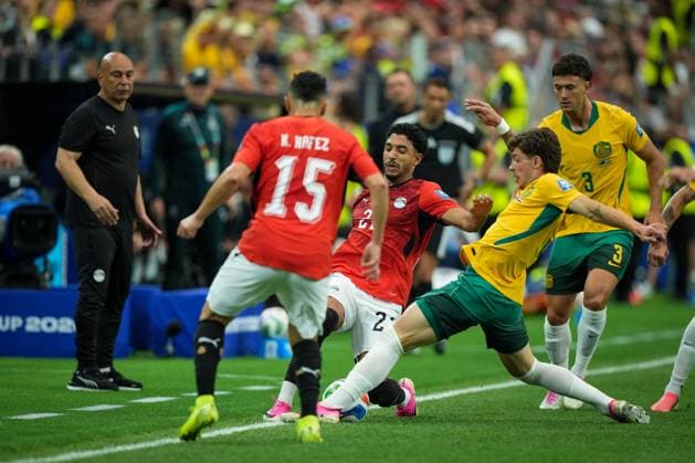Australia v Egypt Round of 32 - FIFA World Cup, WM, Weltmeisterschaft, Fussball 2026 ARLINGTON, TEXAS JULY 3, 2026: Australia s Jordan Bos ( 5) challenges Egypt s Yasser Ibrahim ( 2) for the ball during the FIFA World Cup 2026 Round of 32 match between Australia and Egypt at Dallas Stadium in Arlington, Texas, United States, on July 3, 2026. ( ARLINGTON United States of America Copyright: x xAymanxArefxMohamedxSaadxElxDinx xJNAxPressx