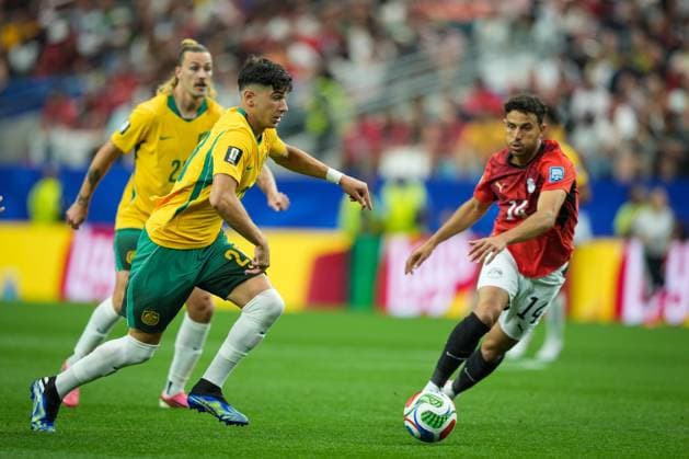 Australia v Egypt Round of 32 - FIFA World Cup, WM, Weltmeisterschaft, Fussball 2026 ARLINGTON, TEXAS JULY 3, 2026: Australia s Cristian Volpato ( 20) dribbles the ball as Egypt s Hamdy Fathy ( 14) closes him down during the FIFA World Cup 2026 Round of 32 match at Dallas Stadium in Arlington, Texas, United States, on July 3, 2026. ( ARLINGTON United States of America Copyright: x xAymanxArefxMohamedxSaadxElxDinx xJNAxPressx