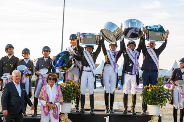 Sport Bilder des Tages HAGEN a.T.W. - CDIO Nations Cup 2026, HAGEN a.T.W. - CDIO Nations Cup 2026 Covalliero Dressage Days 2026 Team Germany, Team Spain, Team USA WANDRES Frederic (GER), WERTH Isabell (GER), ROTHENBERGER Semmieke (GER), NETZ Raphael (GER), ROESER Klaus (Chef dÂ Equipe) with Grooms Siegerehrung Prize giving ceremony CDIO Nations Cup Nationen Preis - Grand Prix de Dressage Meggle Prize Hagen a.T.W., Hof Kasselmann 03. July 2026 - *** HAGEN a T W CDIO Nations Cup 2026, HAGEN a T W CDIO Nations Cup 2026 Covalliero Dressage Days 2026 Team Germany, Team Spain, Team USA WANDRES Frederic GER, WERTH Isabell GER, ROTHENBERGER Semmieke GER, NETZ Raphael GER, ROESER Klaus Chef d’Equipe with Grooms Prize-giving ceremony CDIO Nations Cup Grand Prix de Dressage Meggle Prize Hagen a T W, Hof Kasselmann July 3, 2026