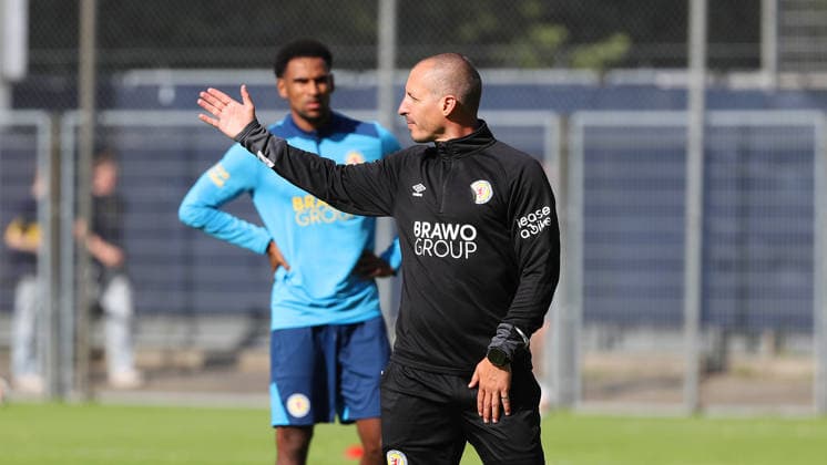 Braunschweig, Trainingsauftakt Braunschweig, 03.07.2026, Fußball, Herren, 2. BL, Saison 2026 2027, Eintracht Braunschweig, Trainingsauftakt, Co-Trainer Stefan Kulovits (Eintracht Braunschweig) Stadion an der Hamburger Straße Niedersachsen Deutschland *** Braunschweig, Start of Training, Braunschweig, July 3, 2026, Soccer, Men s, 2nd Division, 2026–2027 Season, Eintracht Braunschweig, Start of Training, Assistant Coach Stefan Kulovits, Eintracht Braunschweig Stadium on Hamburger Straße, Lower Saxony, Germany