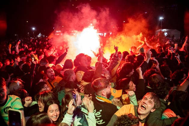 WORLD CUP LIVE SITE SYDNEY, Flares are set off as fans celebrate a Socceroos goal in the second half at a live site during the FIFA World Cup, WM, Weltmeisterschaft, Fussball match between Australia and Egypt at Tumbalong Park in Sydney, Saturday, July 4, 2026 ( NO ARCHIVING SYDNEY NEW SOUTH WALES AUSTRALIA  Copyright: xSITTHIXAYxDITTHAVONGx 20260704128875793211
