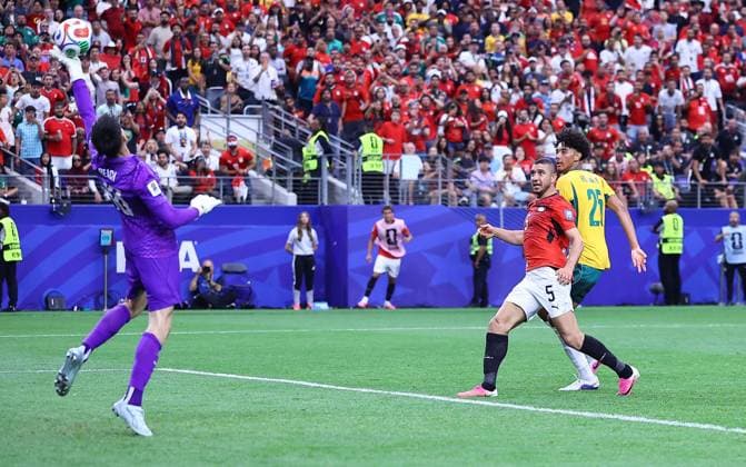 Patrick Beach of Australia saves a header from Ramy Rabia of Egypt Australia v Egypt, 2026 FIFA World Cup, WM, Weltmeisterschaft, Fussball Round of 32, Football, Dallas Stadium, Arlington, Texas, USA - 03 Jul 2026Arlington Dallas Stadium Texas (TX) United States of America  Copyright: xMichaelxZemanek Shutterstockx 16975786ad