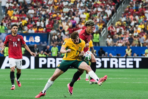 Conor Metcalfe of Australia (C) and Emam Ashour of Egypt (R) fight for possession during a FIFA Men’s World Cup 2026 round of 32 football match between Australia and Egypt at Dallas Stadium, in Arlington on July 03 2026 (Photo by Leo Barrilari SPP)  Copyright: xLeoxBarrilari SPPx Sportspressphoto_SPR184078