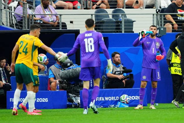 Australia v Egypt - FIFA World Cup, WM, Weltmeisterschaft, Fussball 2026 - Round of 32 ARLINGTON, USA - JULY 03: Goalkeeper Patrick Beach (18) of Australia is subbed with Mathew Ryan (1) during the 2026 FIFA World Cup Round of 32 match between Australia and Egypt at Dallas Stadium in Arlington, Texas, United States on July 03, 2026. Evrim Aydin Anadolu Texas United States. Editorial use only. Please get in touch for any other usage.  Copyright: x2026xAnadoluxEvrimxAydinx