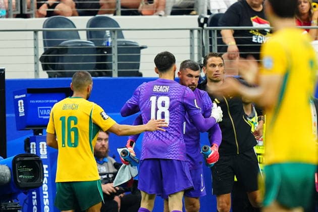 Australia v Egypt - FIFA World Cup, WM, Weltmeisterschaft, Fussball 2026 - Round of 32 ARLINGTON, USA - JULY 03: Goalkeeper Patrick Beach (18) of Australia is subbed with Mathew Ryan (1) during the 2026 FIFA World Cup Round of 32 match between Australia and Egypt at Dallas Stadium in Arlington, Texas, United States on July 03, 2026. Evrim Aydin Anadolu Texas United States. Editorial use only. Please get in touch for any other usage.  Copyright: x2026xAnadoluxEvrimxAydinx