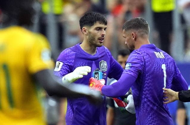FIFA World Cup, WM, Weltmeisterschaft, Fussball 2026 - Round of 32 - Australia vs Egypt Goalkeeper Patrick Beach of Australia (L) is substituted by goalkeeper Mathew Ryan of Australia during the FIFA World Cup 2026 Round of 32 match Australia against Egypt, in Dallas, USA, 03 July 2026. DALLAS United States  Copyright: xJEFFREYxMCWHORTERx