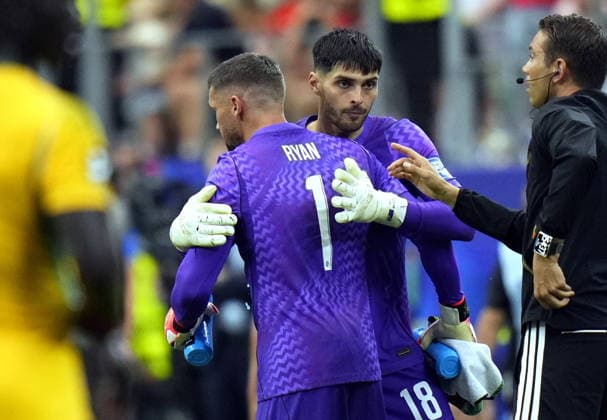 FIFA World Cup, WM, Weltmeisterschaft, Fussball 2026 - Round of 32 - Australia vs Egypt Goalkeeper Patrick Beach of Australia (R) is substituted by goalkeeper Mathew Ryan of Australia during the FIFA World Cup 2026 Round of 32 match Australia against Egypt, in Dallas, USA, 03 July 2026. DALLAS United States  Copyright: xJEFFREYxMCWHORTERx