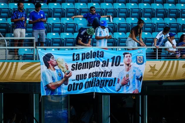 Lionel Messi of Argentina and Diego Maradona banner in Miami Stadium ahead of kick off Argentina v Cape Verde, 2026 FIFA World Cup, WM, Weltmeisterschaft, Fussball Round of 32, Football, Miami Stadium, Miami, Florida, USA - 03 Jul 2026Miami Miami Stadium Florida (FL) United States of America  Copyright: xJavierxGarcia Shutterstockx 16975460j
