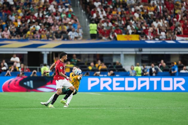 Mahmoud Hassan Trezeguet of Egypt runs with the ball under pressure from Kai Trewin of Australia (R) during a FIFA Men’s World Cup 2026 round of 32 football match between Australia and Egypt at Dallas Stadium, in Arlington on July 03 2026 (Photo by Leo Barrilari SPP)  Copyright: xLeoxBarrilari SPPx Sportspressphoto_SPR184103