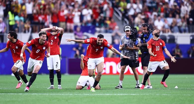 Mohamed Salah of Egypt celebrates winning the penalty shoot-out with team-mates Australia v Egypt, 2026 FIFA World Cup, WM, Weltmeisterschaft, Fussball Round of 32, Football, Dallas Stadium, Arlington, Texas, USA - 03 Jul 2026Arlington Dallas Stadium Texas (TX) United States of America  Copyright: xMichaelxZemanek Shutterstockx 16975786ae