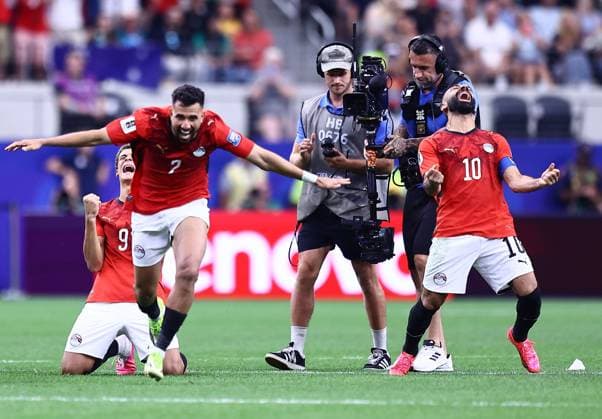 Mohamed Salah of Egypt celebrates winning the penalty shoot-out with team-mates Australia v Egypt, 2026 FIFA World Cup, WM, Weltmeisterschaft, Fussball Round of 32, Football, Dallas Stadium, Arlington, Texas, USA - 03 Jul 2026Arlington Dallas Stadium Texas (TX) United States of America  Copyright: xMichaelxZemanek Shutterstockx 16975786ag