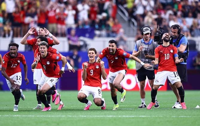 Mohamed Salah of Egypt celebrates winning the penalty shoot-out with team-mates Australia v Egypt, 2026 FIFA World Cup, WM, Weltmeisterschaft, Fussball Round of 32, Football, Dallas Stadium, Arlington, Texas, USA - 03 Jul 2026Arlington Dallas Stadium Texas (TX) United States of America  Copyright: xMichaelxZemanek Shutterstockx 16975786ah