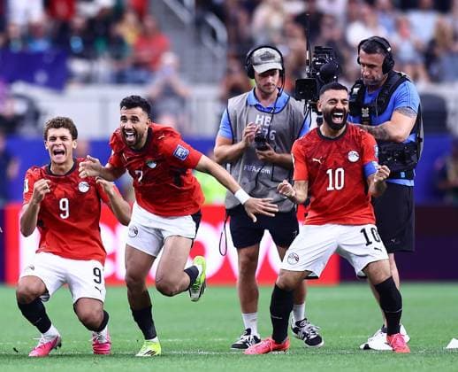 Mohamed Salah of Egypt celebrates winning the penalty shoot-out with team-mates Australia v Egypt, 2026 FIFA World Cup, WM, Weltmeisterschaft, Fussball Round of 32, Football, Dallas Stadium, Arlington, Texas, USA - 03 Jul 2026Arlington Dallas Stadium Texas (TX) United States of America  Copyright: xMichaelxZemanek Shutterstockx 16975786aj