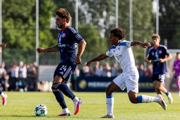 Testspiel, 1.FC Monheim - Fortuna Düsseldorf; 03.07.2026 Zweikampf Fabian Schleusener (Fortuna Düsseldorf, 24), Isaac Ferreira Zufelde (1.FC Monheim, 22) Testspiel, 1.FC Monheim - Fortuna Düsseldorf, Monheim, Merkur Spielbanken Rheinstadion am 03.07.2026 *** Friendly Match, 1 FC Monheim vs. Fortuna Düsseldorf, July 3, 2026; Tackle between Fabian Schleusener (Fortuna Düsseldorf, 24) and Isaac Ferreira Zufelde (1 FC Monheim, 22); Friendly Match, 1 FC Monheim vs. Fortuna Düsseldorf, Monheim, Merkur Spielbanken Rheinstadion on July 3, 2026 Copyright: xBEAUTIFULxSPORTS Wunderlx