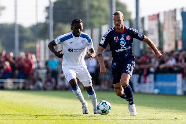 Testspiel, 1.FC Monheim - Fortuna Düsseldorf; 03.07.2026 Zweikampf David Kuju (1.FC Monheim, 19), Jorrit Hendrix (Fortuna Düsseldorf, 8) Testspiel, 1.FC Monheim - Fortuna Düsseldorf, Monheim, Merkur Spielbanken Rheinstadion am 03.07.2026 *** Friendly Match, 1 FC Monheim vs. Fortuna Düsseldorf, July 3, 2026; Tackle by David Kuju (1 FC Monheim, 19), Jorrit Hendrix (Fortuna Düsseldorf), 8 Friendly match: 1 FC Monheim vs. Fortuna Düsseldorf, Monheim, Merkur Spielbanken Rheinstadion on July 3, 2026 Copyright: xBEAUTIFULxSPORTS Wunderlx