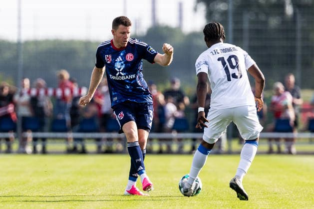 Testspiel, 1.FC Monheim - Fortuna Düsseldorf; 03.07.2026 Dominique Heinz (Fortuna Düsseldorf, 3) am Ball gegen David Kuju (1.FC Monheim, 19) Testspiel, 1.FC Monheim - Fortuna Düsseldorf, Monheim, Merkur Spielbanken Rheinstadion am 03.07.2026 *** Friendly Match, 1 FC Monheim vs. Fortuna Düsseldorf, July 3, 2026: Dominique Heinz (Fortuna Düsseldorf) challenges David Kuju (1 FC Monheim) for the ball, 19 Friendly Match, 1 FC Monheim vs. Fortuna Düsseldorf, Monheim, Merkur Spielbanken Rheinstadion on July 3, 2026 Copyright: xBEAUTIFULxSPORTS Wunderlx