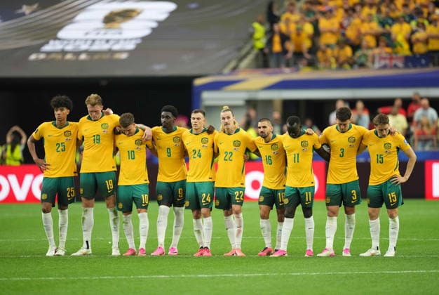 Australia team (Australia) with post game despair during Australia and Egypt, Round of 32 FIFA World Cup, WM, Weltmeisterschaft, Fussball 2026, Dallas Stadium, Arlington, United States on July 3, 2026. Thor Wegner DeFodi Images. (Photo by DeFodi Images) - *** The Australian team is overcome with despair after the match between Australia and Egypt in the Round of 32 of the 2026 FIFA World Cup at Dallas Stadium in Arlington, United States, on July 3, 2026. Photo by DeFodi Images (Thor Wegner)