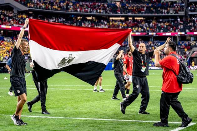 DALLAS - (r) Egypt s national coach Hossam Hassan with the Egyptian flag during the 2026 World Cup match between Australia and Egypt at Dallas Stadium on July 3, 2026, in Dallas, United States. (Photo by Stefan Koops EYE4IMAGES DeFodi Images) - *** DALLAS — Egypt’s national coach, Hossam Hassan, holding the Egyptian flag during the 2026 World Cup match between Australia and Egypt at Dallas Stadium on July 3, 2026, in Dallas, United States. Photo by Stefan Koops, EYE4IMAGES, DeFodi Images
