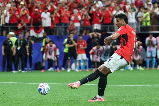 ARLINGTON, TX - JULY 03: Hossam Abdelmaguid 4 of Egypt scores on the last kick of penalty kicks to win the FIFA World Cup, WM, Weltmeisterschaft, Fussball 2026 Round of 32 match between Australia and Egypt on July 3, 2026, at Dallas Stadium in Dallas, Texas. (Photo by David Buono Icon Sportswire) SOCCER: JUL 03 FIFA World Cup 26 Round of 32 - Australia vs Egypt EDITORIAL USE ONLY Icon260703031