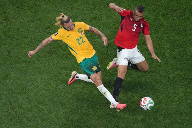 Australia s Jackson Irvine (L) vies for the ball with Egypt s Ramy Rabia in a match of the 2026 FIFA World Cup, WM, Weltmeisterschaft, Fussball between Australia and Egypt at AT&T Stadium in Arlington, USA 03 July 2026. World Cup FIFA 2026: Australia - Egypt !ACHTUNG: NUR REDAKTIONELLE NUTZUNG!  Copyright: xKennethxFernandezx AMDEP7976 20260703-55020793257_1