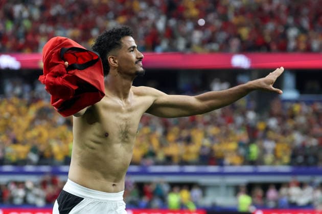 ARLINGTON, TX - JULY 03: Hossam Abdelmaguid 4 of Egypt waives his arms after winning the FIFA World Cup, WM, Weltmeisterschaft, Fussball 2026 Round of 32 match between Australia and Egypt on July 3, 2026, at Dallas Stadium in Dallas, Texas. (Photo by David Buono Icon Sportswire) SOCCER: JUL 03 FIFA World Cup 26 Round of 32 - Australia vs Egypt EDITORIAL USE ONLY Icon260703037