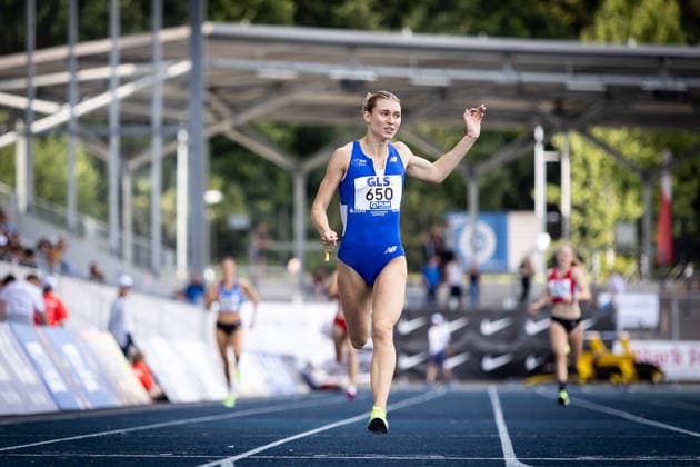 Deutsche Meisterschaften U23 U18; Bochum-Wattenscheid, 03.07.2026 Auf der Ziellinie im 400m-Vorlauf: Johanna Martin (1. LAV Rostock). 400-Meter-Spezialistin Johanna Martin hat am ersten Tag der U18- U23-DM in Bochum-Wattenscheid für einen Paukenschlag gesorgt: Die 20-Jährige pulverisierte mit 50,57 Sekunden schon im Vorlauf ihre Bestzeit und unterbot damit zugleich die EM-Direktnorm. Es war das beste Resultat einer deutschen Langsprinterin seit dem Jahr 2001; Deutsche Meisterschaften U23 U18 am 03.07.2026 im Lohrheidestadion in Bochum-Wattenscheid (Nordrhein-Westfalen). *** German U23 and U18 Championships, Bochum Wattenscheid, July 3, 2026 At the finish line in the 400-meter preliminary round: Johanna Martin, 1 LAV Rostock. 400-meter specialist Johanna Martin caused a sensation on the first day of the U18 and U23 German Championships in Bochum-Wattenscheid. The 20-year-oldyear-old shattered her personal best with a time of 50.57 seconds in the preliminary round, simultaneously meeting the European Championships qualifying standard. It was the best result by a German middle-distance sprinter since 2001. German U23 and U18 Championships on July 3, 2026, at the Lohrheidestadion in Bochum-Wattenscheid, North Rhine-Westphalia Westphalia Copyright: xBEAUTIFULxSPORTS R.xSchmittx