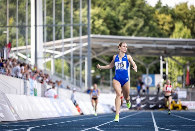 Deutsche Meisterschaften U23 U18; Bochum-Wattenscheid, 03.07.2026 Auf der Ziellinie im 400m-Vorlauf: Johanna Martin (1. LAV Rostock). 400-Meter-Spezialistin Johanna Martin hat am ersten Tag der U18- U23-DM in Bochum-Wattenscheid für einen Paukenschlag gesorgt: Die 20-Jährige pulverisierte mit 50,57 Sekunden schon im Vorlauf ihre Bestzeit und unterbot damit zugleich die EM-Direktnorm. Es war das beste Resultat einer deutschen Langsprinterin seit dem Jahr 2001; Deutsche Meisterschaften U23 U18 am 03.07.2026 im Lohrheidestadion in Bochum-Wattenscheid (Nordrhein-Westfalen). *** German U23 and U18 Championships, Bochum Wattenscheid, July 3, 2026 At the finish line in the 400m preliminary round: Johanna Martin, 1 LAV Rostock. 400-meter specialist Johanna Martin caused a sensation on the first day of the U18 and U23 German Championships in Bochum-Wattenscheid. The 20-year-oldyear-old shattered her personal best with a time of 50.57 seconds in the preliminary round, simultaneously meeting the European Championships qualifying standard. It was the best result by a German middle-distance sprinter since 2001. German U23 and U18 Championships on July 3, 2026, at the Lohrheidestadion in Bochum-Wattenscheid, North Rhine-Westphalia Westphalia Copyright: xBEAUTIFULxSPORTS R.xSchmittx