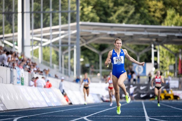 Deutsche Meisterschaften U23 U18; Bochum-Wattenscheid, 03.07.2026 Auf der Ziellinie im 400m-Vorlauf: Johanna Martin (1. LAV Rostock). 400-Meter-Spezialistin Johanna Martin hat am ersten Tag der U18- U23-DM in Bochum-Wattenscheid für einen Paukenschlag gesorgt: Die 20-Jährige pulverisierte mit 50,57 Sekunden schon im Vorlauf ihre Bestzeit und unterbot damit zugleich die EM-Direktnorm. Es war das beste Resultat einer deutschen Langsprinterin seit dem Jahr 2001; Deutsche Meisterschaften U23 U18 am 03.07.2026 im Lohrheidestadion in Bochum-Wattenscheid (Nordrhein-Westfalen). *** German U23 and U18 Championships, Bochum Wattenscheid, July 3, 2026 At the finish line in the 400m preliminary round: Johanna Martin, 1 LAV Rostock. 400-meter specialist Johanna Martin caused a sensation on the first day of the U18 and U23 German Championships in Bochum-Wattenscheid. The 20-year-oldyear-old shattered her personal best with a time of 50.57 seconds in the preliminary round, simultaneously meeting the European Championships qualifying standard. It was the best result by a German middle-distance sprinter since 2001. German U23 and U18 Championships on July 3, 2026, at the Lohrheidestadion in Bochum-Wattenscheid, North Rhine-Westphalia Westphalia Copyright: xBEAUTIFULxSPORTS R.xSchmittx