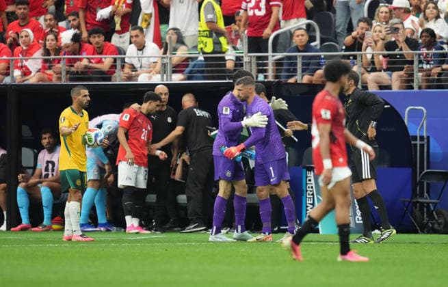 Patrick Beach (Australia) and Mathew Ryan (Australia) during Australia and Egypt, Round of 32 FIFA World Cup, WM, Weltmeisterschaft, Fussball 2026, Dallas Stadium, Arlington, United States on July 3, 2026. Thor Wegner DeFodi Images. (Photo by DeFodi Images) - *** Patrick Beach (Australia) and Mathew Ryan (Australia) during the Australia vs. Egypt match in the Round of 32 of the 2026 FIFA World Cup at Dallas Stadium in Arlington, United States, on July 3, 2026. Photo by Thor Wegner, DeFodi Images