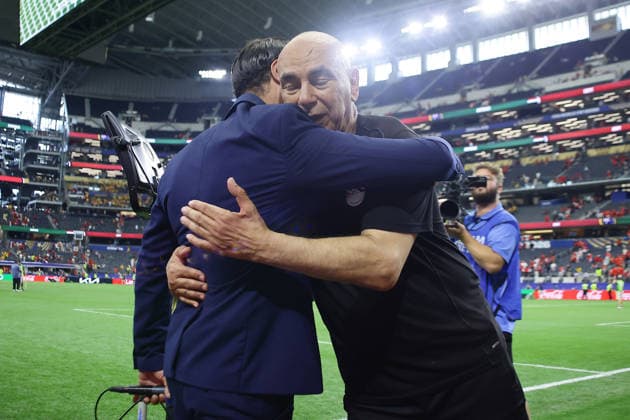 Egypt s coach Hossam Hassan (R) celebrates at the end of the round of 32 match of the 2026 FIFA World Cup, WM, Weltmeisterschaft, Fussball between Australia and Egypt at AT&T Stadium in Arlington, USA, 03 July 2026. FIFA World Cup 2026: Australia - Egypt !ACHTUNG: NUR REDAKTIONELLE NUTZUNG!  Copyright: xCarlosxRamírezx GR5206 20260703-55020793340_1