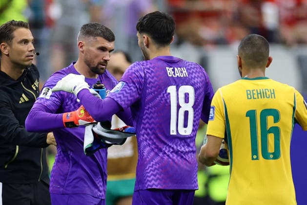 Mathew Ryan (L) of Australia replaces his teammate Patrick Beach (C) during the round of 32 match of the 2026 FIFA World Cup, WM, Weltmeisterschaft, Fussball between Australia and Egypt at AT&T Stadium in Arlington, USA, 03 July 2026. FIFA World Cup 2026: Australia - Egypt !ACHTUNG: NUR REDAKTIONELLE NUTZUNG!  Copyright: xCarlosxRamírezx GR5183 20260703-55020793353_1