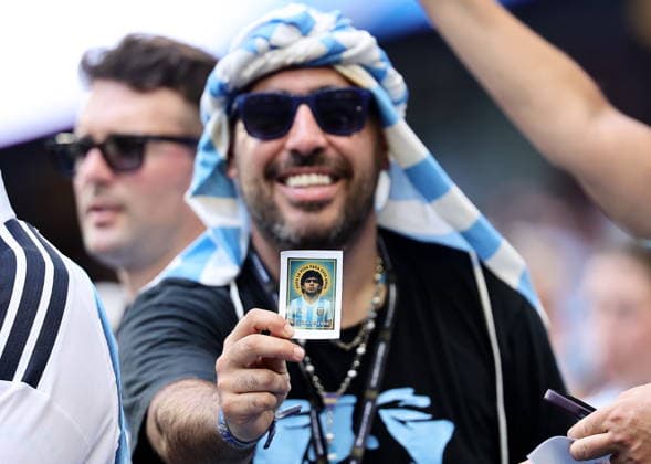 FIFA World Cup, WM, Weltmeisterschaft, Fussball 2026 - Round of 32 - Argentina vs Cape Verde A fan of Argentina holds a picture of late Argentinian soccer legend Diego Maradona before the FIFA World Cup 2026 Round of 32 match Argentina against Cape Verde, in Miami, USA, 03 July 2026. MIAMI United States  Copyright: xRONALDxWITTEKx