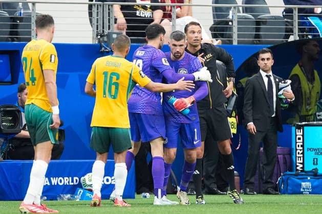 Mat Ryan of Australia (R) comes on as a substitute replacing Patrick Beach of Australia (L) during a FIFA Men’s World Cup 2026 round of 32 football match between Australia and Egypt at Dallas Stadium, in Arlington on July 03 2026 (Photo by LVDIDI SPP)  Copyright: xLVDIDI SPPx Sportspressphoto_SPR184173