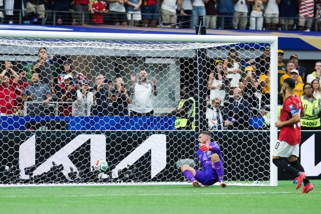 Mat Ryan of Australia (L) concedes the penalty to Mohamed Salah of Egypt (R) during a FIFA Men’s World Cup 2026 round of 32 football match between Australia and Egypt at Dallas Stadium, in Arlington on July 03 2026 (Photo by Leo Barrilari SPP)  Copyright: xLeoxBarrilari SPPx Sportspressphoto_SPR184183