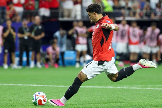 ARLINGTON, TX - JULY 03: Yasser Ibrahim 2 of Egypt scores in penalty kicks during the FIFA World Cup, WM, Weltmeisterschaft, Fussball 2026 Round of 32 match between Australia and Egypt on July 3, 2026, at Dallas Stadium in Dallas, Texas. (Photo by David Buono Icon Sportswire) SOCCER: JUL 03 FIFA World Cup 26 Round of 32 - Australia vs Egypt EDITORIAL USE ONLY Icon260703057