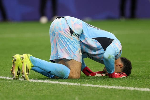 ARLINGTON, TX - JULY 03: Mostafa Shobeir 23 of Egypt kneels down to pray after an Australia player hits the cross bar in penalty kicks during the FIFA World Cup, WM, Weltmeisterschaft, Fussball 2026 Round of 32 match between Australia and Egypt on July 3, 2026, at Dallas Stadium in Dallas, Texas. (Photo by David Buono Icon Sportswire) SOCCER: JUL 03 FIFA World Cup 26 Round of 32 - Australia vs Egypt EDITORIAL USE ONLY Icon260703064