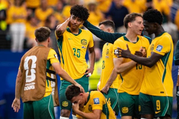 Lucas Herrington of Australia is consoled by his teammates after the defeat in the FIFA World Cup, WM, Weltmeisterschaft, Fussball 2026 Round of 32 match between Australia and Egypt at Dallas Stadium in Dallas, Texas, United States, on July 3rd, 2026. (Photo by Riquelve Nata Sports Press Photo)  Copyright: xRiquelvexNata SportsxPressxPhotox Sportspressphoto_SPR184191