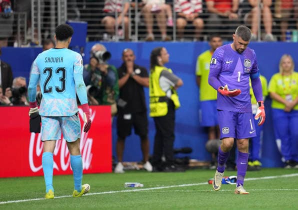 (260704) -- DALLAS, July 4, 2026 -- Goalkeeper Mathew Ryan (R) of Australia and goalkeeper Mostafa Shoubir of Egypt react during the round of 32 match between Australia and Egypt at the 2026 FIFA World Cup, WM, Weltmeisterschaft, Fussball at Dallas Stadium in Dallas, the United States, July 3, 2026. ) (SP)U.S.-DALLAS-FOOTBALL-FIFA WORLD CUP-ROUND OF 32-AUS VS EGY WuxXiaoling 