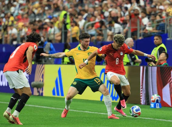 ARLINGTON, TEXAS - JULY 3: Aiden O Neill of Australia battles for the ball with Emam Ashour of Egypt during the FIFA World Cup, WM, Weltmeisterschaft, Fussball 2026 Round Of 32 match between Australia and Egypt at Dallas Stadium on July 3, 2026 in Arlington, United States.  Copyright: xMBxMediax